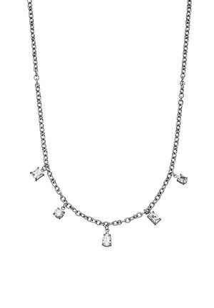 Collier chaîne en argent avec cinq pierres précieuses transparentes suspendues de différentes tailles : carrée, ronde, poire, et rectangulaire.