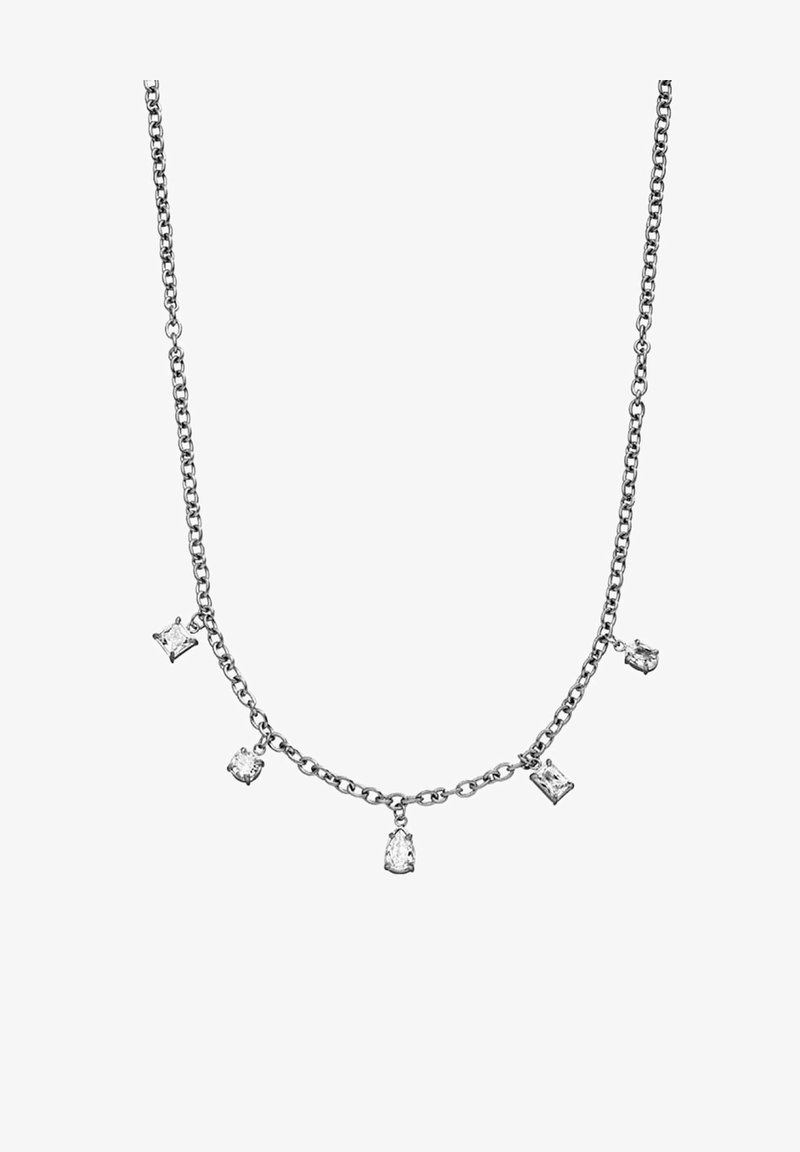 Collier chaîne en argent avec cinq pierres précieuses transparentes suspendues de différentes tailles : carrée, ronde, poire, et rectangulaire.