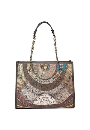Borsa rettangolare con rifiniture in pelle marrone, manici a catena dorati e un motivo astratto multicolore a forma di mappa con testo sul fronte.