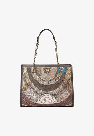 Rechteckige Handtasche mit braunen Lederakzenten, goldenen Kettenhenkeln und einem mehrfarbigen abstrakten Kartenmuster mit Text auf der Vorderseite.