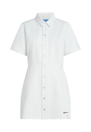 Biele krátke šaty s gombíkmi na prednej strane, špicatým golierom, priliehavým pásom a malým čiernym logom blízko dolného lemu.