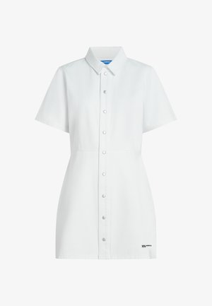 Biele krátke šaty s gombíkmi na prednej strane, špicatým golierom, priliehavým pásom a malým čiernym logom blízko dolného lemu.