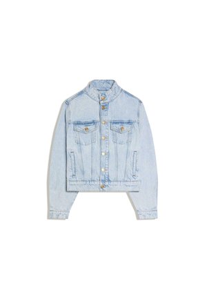 Jachetă din denim albastru deschis, cu nasturi tip capse, două buzunare la piept cu clapetă, guler scurt ridicat și mâneci lungi.