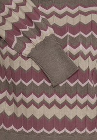 Gestrickter Pullover mit Zickzackmuster in Bordeauxrot, Rosa, Beige und Braun. Verfügt über gerippte Bündchen und eine Struktur mit subtiler Ausstrahlung.