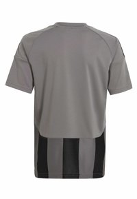 Grijze sport t-shirt met korte mouwen, voorzien van een zwart gaas paneel aan de onderkant en subtiele schoudernaden voor verhoogde mobiliteit.