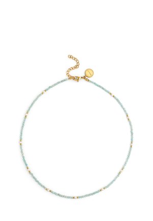 Delicate halsketting met kleine lichtblauwe kraaltjes die afwisselen met kleine gouden kraaltjes en een gouden sluiting met een verstelbare ketting en een ronde hanger.
