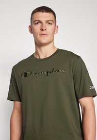 Champion ICONS TONAL CREWNECK WITH LARGE LOGO - T-Shirt print - dark green