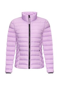 Giacca trapuntata di un delicato colore viola chiaro con colletto alto, zip frontale nera e tasche laterali a zip, mostrata su sfondo bianco.