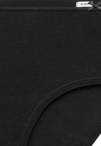 Czarna bawełniana bielizna o gładkiej fakturze, z elastycznym pasem i ozdobną kokardką z przodu. Klasyczny design i fason.