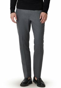 Szare, dopasowane spodnie o teksturowanym wykończeniu i wąskim kroju. Charakteryzują się delikatnymi, subtelnymi paskami oraz płaskimi kieszeniami z przodu, zestawione z czarnymi butami.