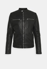 Černá kožená bunda s stojacím límcem, kapsami na zip vpředu a hladkou texturou. Střižená na míru s dlouhými rukávy a minimálním množstvím kovových doplňků.