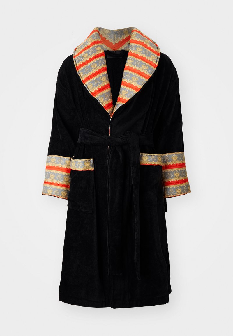 Črna plišasta halja z širokim ovratnikom in rokavi z vzorcem, ki ima zlate in rdeče črte z zapletenimi vzorci. Vsebuje ujemajoč pas.