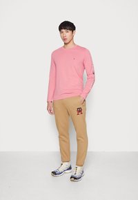 Tommy Hilfiger LOGO LONG SLEEVE TEE - Camisola de manga comprida - cherry tint