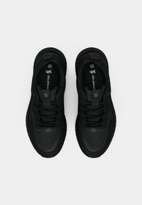 Tênis atléticos pretos com um cabedal texturizado, bico arredondado, cadarços ajustáveis e colarinho acolchoado; tamanho 40 marcado por dentro.