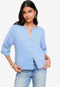 Jasnoniebieski kardigan wykonany z miękkiej dzianiny, z okrągłym dekoltem, półrękawami i zapięciem na guziki z delikatną fakturą.