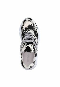 Zwart-witte koeienvlek sneakers met een gestructureerde bovenkant, ronde neus, grijze veters en een witte rubberen zool met een lichte verhoging.