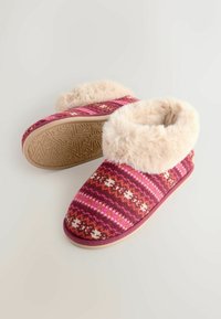 Siltas čības ar rakstainu adījumu burgundijas, rozā un baltās krāsās, ar mākslīgā kažoka apdari un teksturētu gumijas zoli.