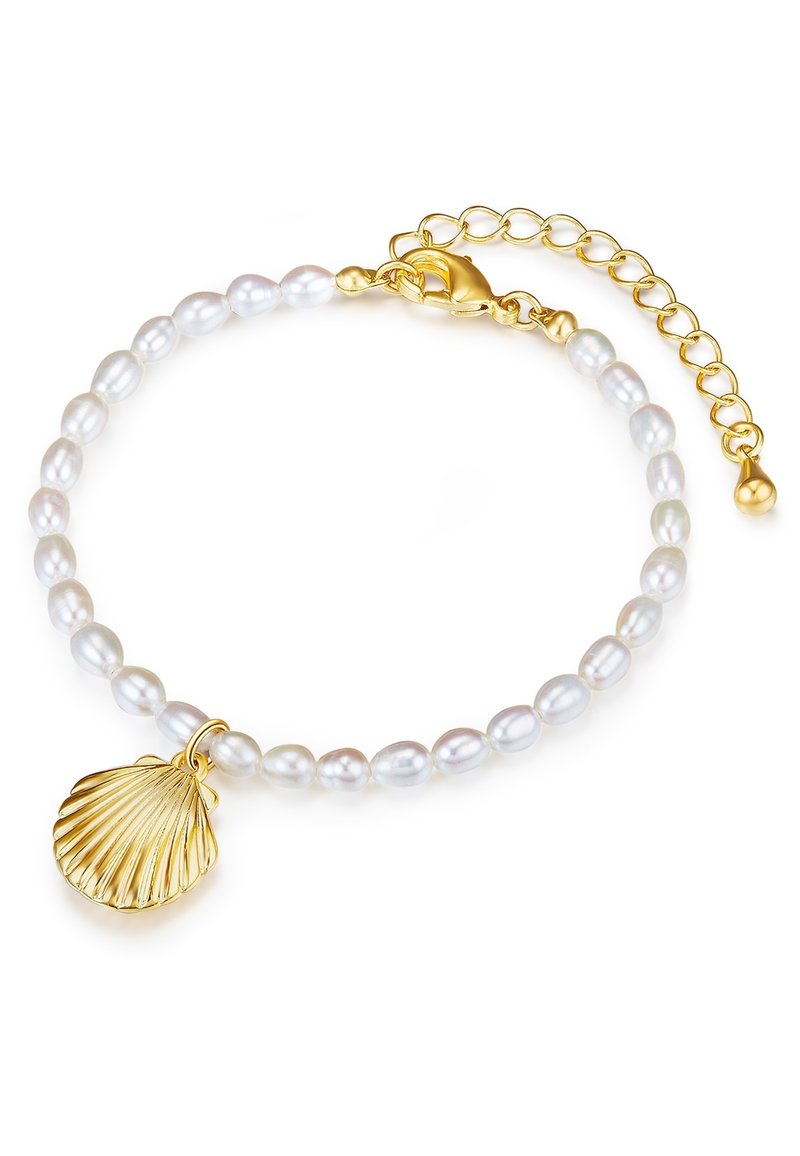 Pulsera de perlas blancas con un charm de concha dorada, que cuenta con un cierre de langosta y una cadena ajustable para el tamaño.