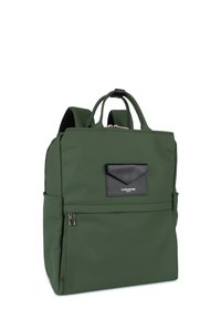 Sac à dos en nylon vert avec une poche avant en cuir noir, une poignée de transport supérieure, des bretelles rembourrées et un compartiment principal zippé.