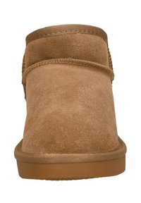 Bruine suède enkelschoenen met een ronde neus, zachte textuur en rubberen zool. Heeft een eenvoudig ontwerp en een naad langs de bovenrand.
