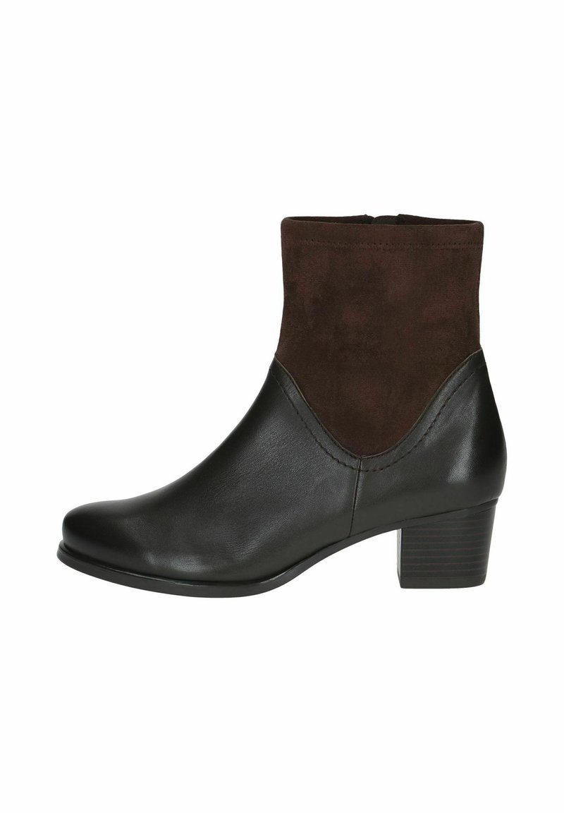 Cizma neagră din piele pentru gleznă, cu o parte superioară din suede maro, vârf rotund și toc de 5 cm. Detaliu simplu de cusătură de-a lungul cusăturii.