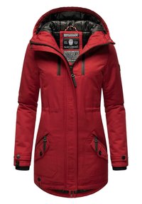 Parka roja con capucha, que cuenta con un forro negro, bolsillo laterales dobles, cierre con cremallera y puños ajustables. Textura suave, tejido duradero.