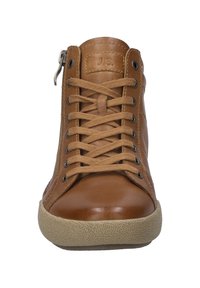 Botte montante en cuir marron avec un bout rond, semelle en caoutchouc texturé, devant lacé, fermeture éclair sur le côté et logo en relief au niveau de la cheville.