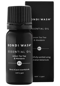 Zwarte glazen etherische olie flacon met een ribbelige zwarte dop. Het etiket bevat witte tekst, met de vermelding "Bondi Wash," "Lemon Tea Tree & Mandarin," en de inhoud.