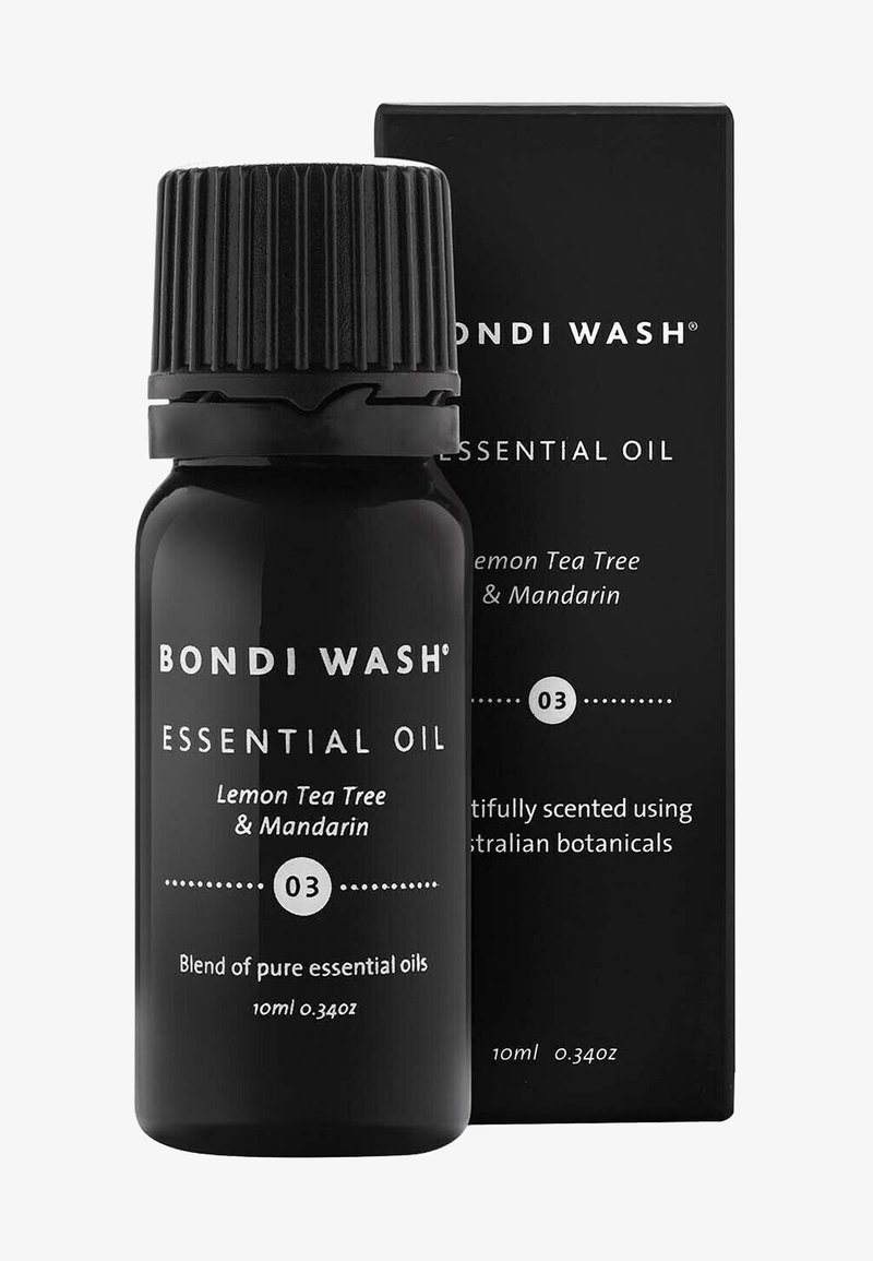 Zwarte glazen etherische olie flacon met een ribbelige zwarte dop. Het etiket bevat witte tekst, met de vermelding "Bondi Wash," "Lemon Tea Tree & Mandarin," en de inhoud.