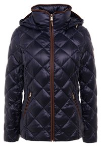 Mörkblå quiltad pufferjacka med huva, som har en dragkedja fram, bruna detaljer, två sidfickor med dragkedja och en diamantmönstrad textur.