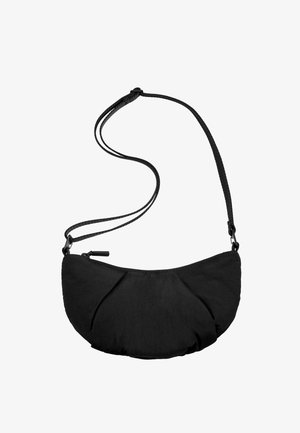 Zwart schoudertasje met een zachte, gestructureerde stof, een gebogen vorm en een geplooid ontwerp. Voorzien van een dun verstelbaar riempje en een ritssluiting.