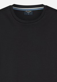 T-shirt noir à encolure ronde, fabriqué en tissu doux. Comprend une étiquette avec le logo "OLYMP" et un accent rayé bleu et blanc à l'intérieur du col.