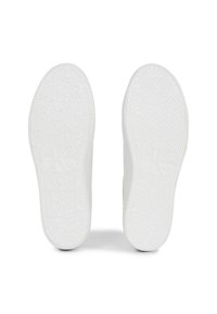 Baskets blanches avec des semelles en caoutchouc lisses présentant un motif texturé et un marquage subtil. Design minimaliste, sans accents ni couleurs prononcés.