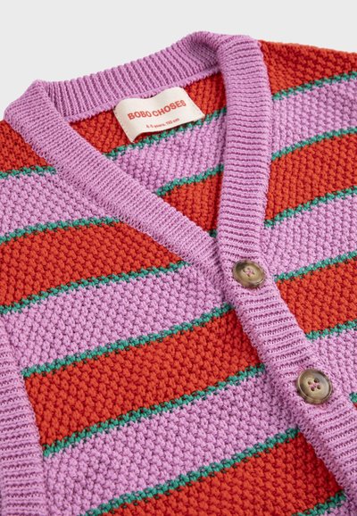 Cardigan infantil de punto con rayas horizontales en rosa y naranja, detalles en verde, botones grandes y una etiqueta "BOBO CHOSES".