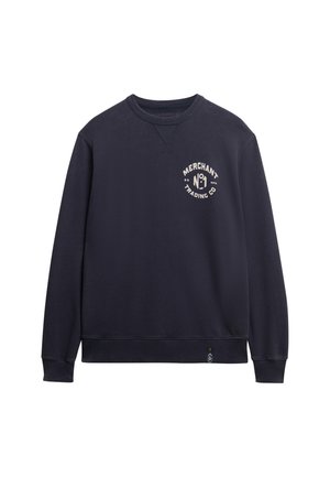 Granatowy sweter z miękkiej tkaniny, z okrągłym dekoltem, ściągaczami przy rękawach i okrągłym logo w kremowym kolorze z napisem "MERCHANT TRADING CO."