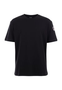 Camiseta negra de manga corta con cuello redondo y un pequeño parche de logo en la manga izquierda, presentada sobre un fondo blanco.