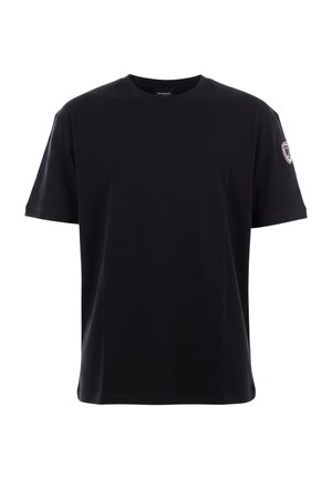 Camiseta negra de manga corta con cuello redondo y un pequeño parche de logo en la manga izquierda, presentada sobre un fondo blanco.