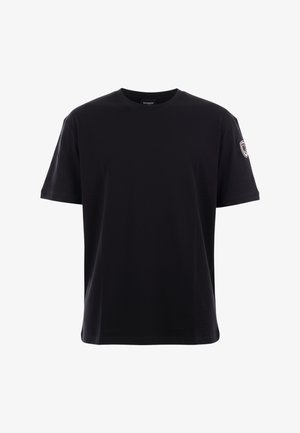 T-shirt noir à manches courtes et col rond avec un petit patch logo sur la manche gauche, présenté sur un fond blanc.