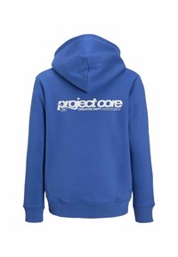 Sudadera azul hecha de tejido suave con un bolsillo frontal tipo canguro. Presenta un logotipo impreso en blanco en la parte posterior y puños y dobladillo acanalados.