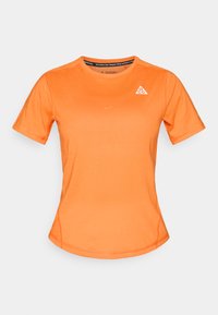 Κοντομάνικο πορτοκαλί αθλητικό μπλουζάκι από απαλό ύφασμα, με τρίγωνο λογότυπο και λεία υφή με επίπεδες ραφές για άνεση.