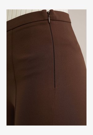 Bruine high-waisted broeken met een zachte textuur, zijdelingse ritsdetail en een getailleerde pasvorm, ideaal voor zowel casual als formele gelegenheden.