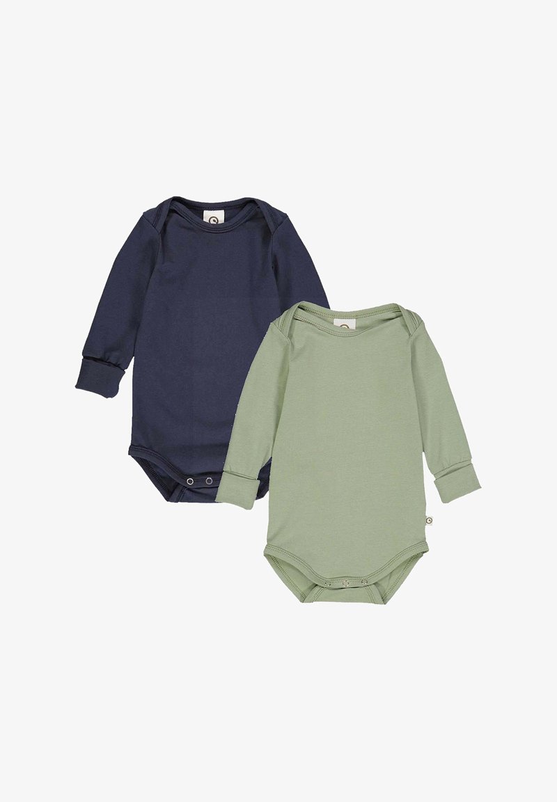 Deux bodys à manches longues pour bébé : un bleu marine et un vert sauge. Les deux sont en tissu doux avec des fermetures à pression au niveau du bas.