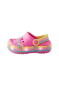 Kinder-Pink-Gummi-Schuh mit Regenbogenstreifen und Sternenverzierungen, mit leuchtenden Sternen entlang der Sohle und einem regenbogenfarbenen Fersenriemen.