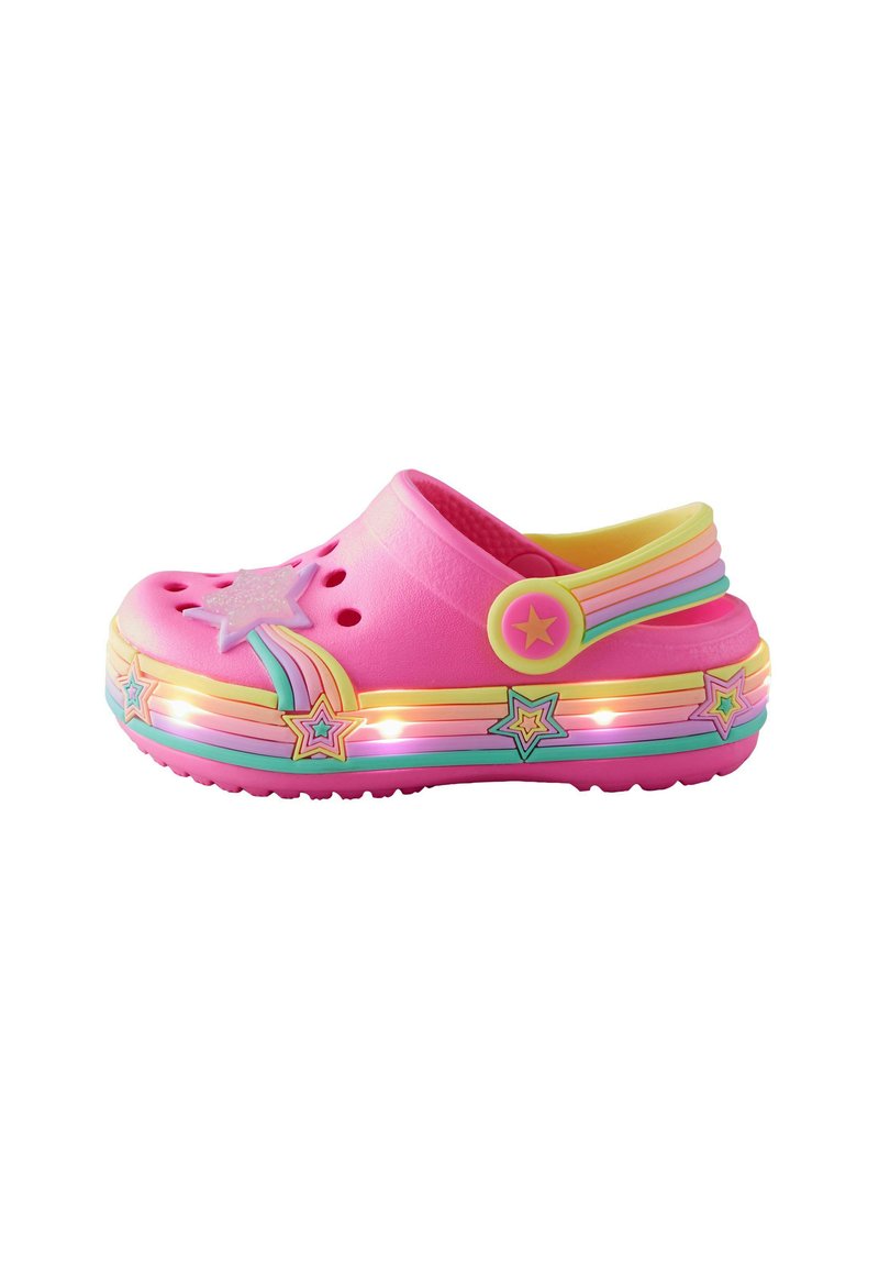 Kinder-Pink-Gummi-Schuh mit Regenbogenstreifen und Sternenverzierungen, mit leuchtenden Sternen entlang der Sohle und einem regenbogenfarbenen Fersenriemen.