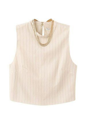 Top corto beige sin mangas con delgadas rayas verticales y cierre de botones en la parte trasera, combinado con un collar de cadenas doradas en capas.