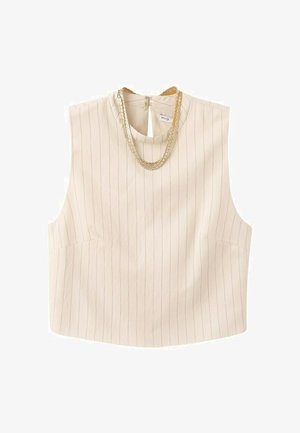 Top bej fără mâneci, scurt, cu dungi verticale subțiri și închidere cu nasturi la spate, asortat cu un colier aurit cu straturi multiple.