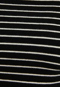 Tkanina w czarno-białe paski z poziomą teksturą prążkowaną, z równomiernie rozmieszczonymi, wąskimi białymi paskami na jednolitym czarnym tle.