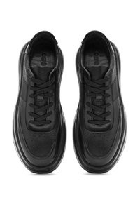 Zapatos deportivos negros hechos de cuero suave y texturizado, con puntera redonda, cordones y una suela acolchada para mayor comodidad.