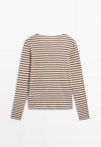 Haut à manches longues avec un col rond, présentant des rayures horizontales marron et crème. Tissu doux avec une coupe décontractée et des coutures plates.