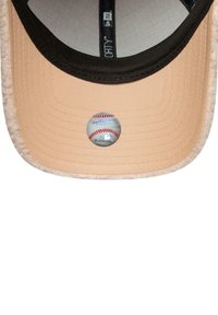 Unterseite des beigen und schwarzen Baseballcap-Schirms mit einem offiziellen holographischen Aufkleber der Major League Baseball.